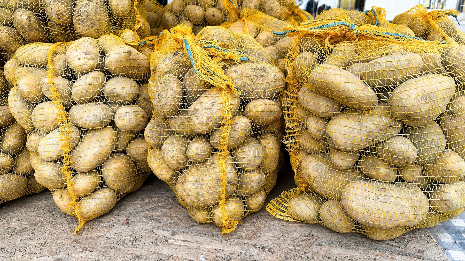 Rolnicy nie wytrzymali. Rozsypali niemieckie ziemniaki w ministerstwie