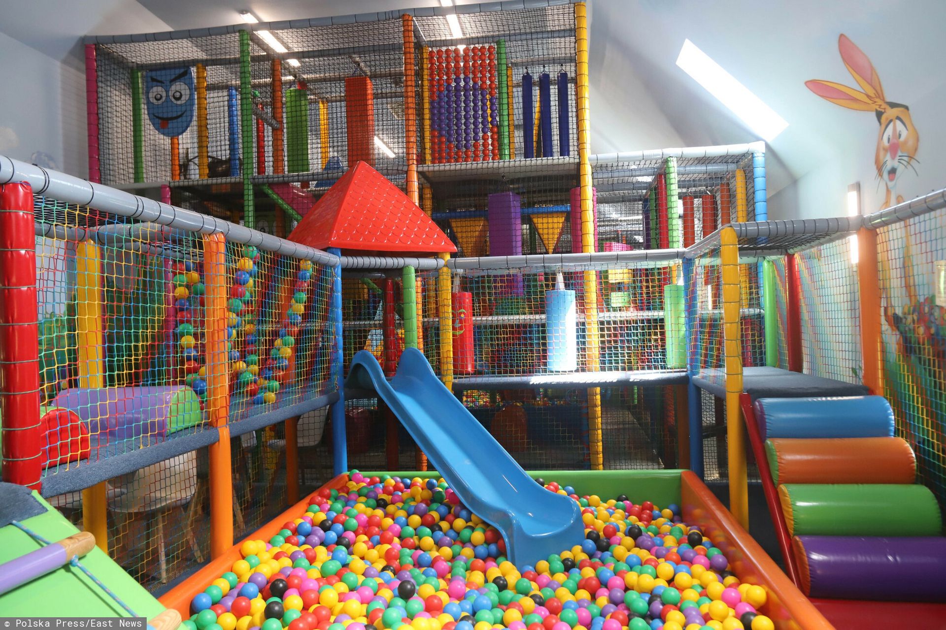 Dramat w sali zabaw. 11-latka ma złamany kręgosłup