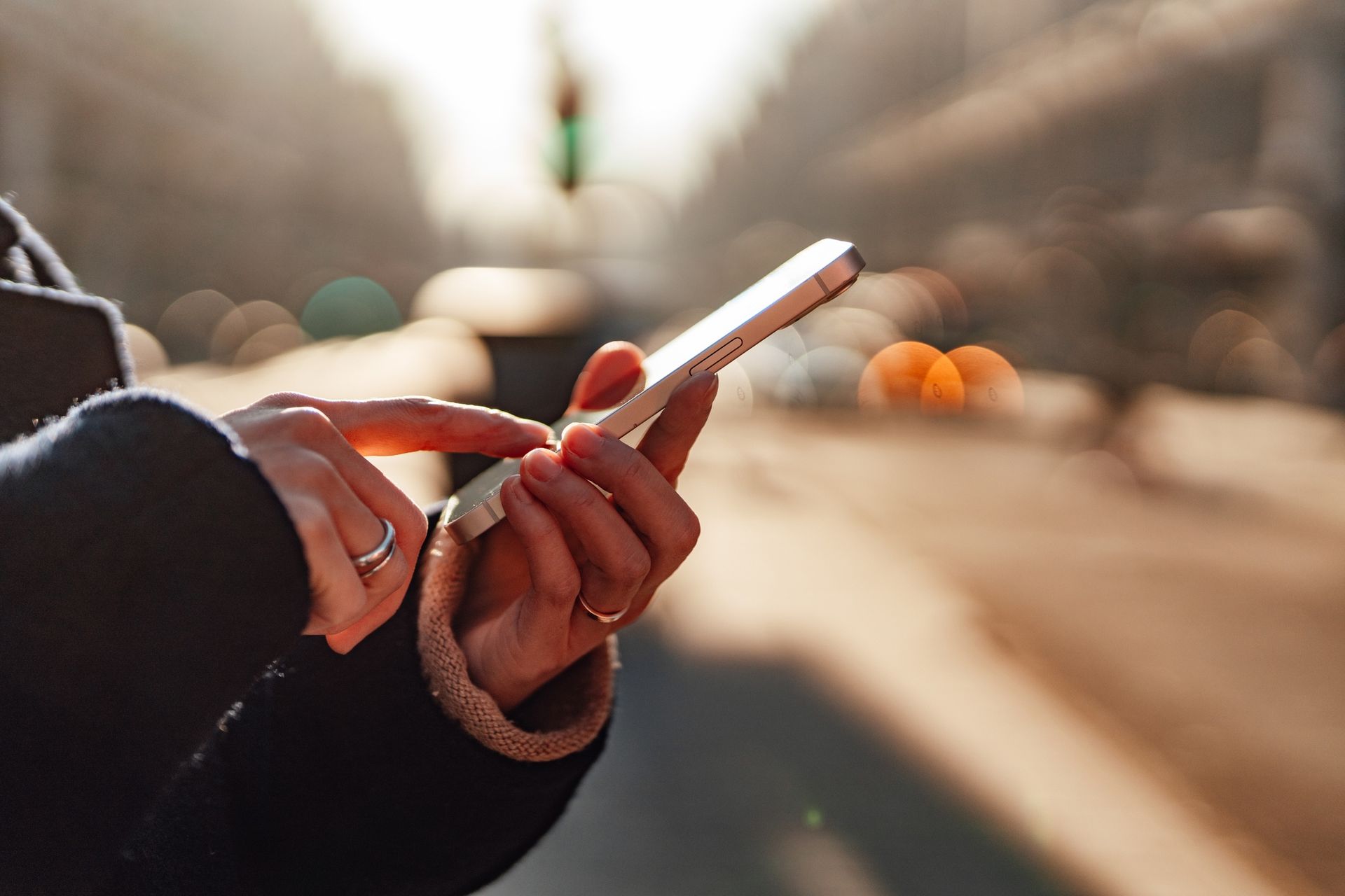 Internet w telefonie. Co najszybciej zużywa pakiet danych?