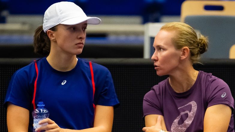 Zamieszanie po słowach komentatora, który nazwał Darię Abramowicz "ŻYCIOWĄ PARTNERKĄ" Igi Świątek! Internauci w szoku