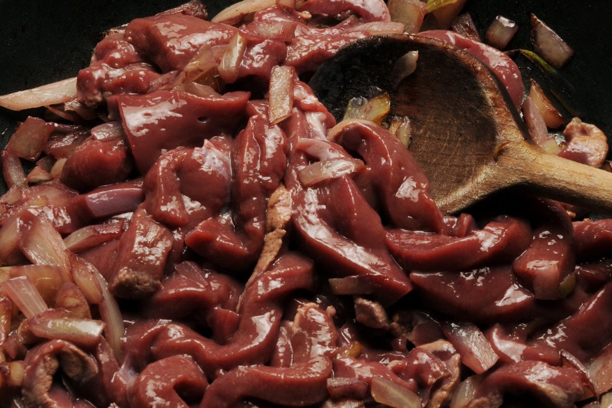 W PRL-u wszyscy się zajadali, a dziś unikamy. Dietetyk podkreśla, iż to najzdrowsze dania