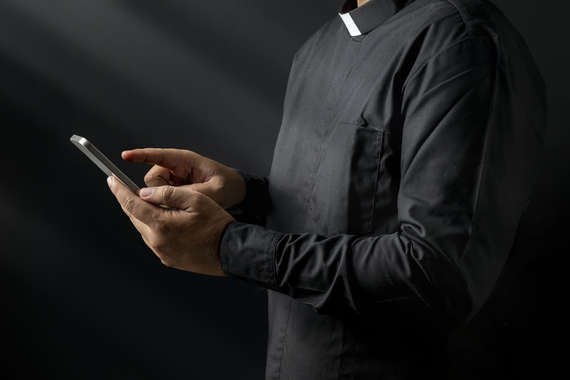 Ksiądz "na telefon". Nowy przywilej duńskich posłów