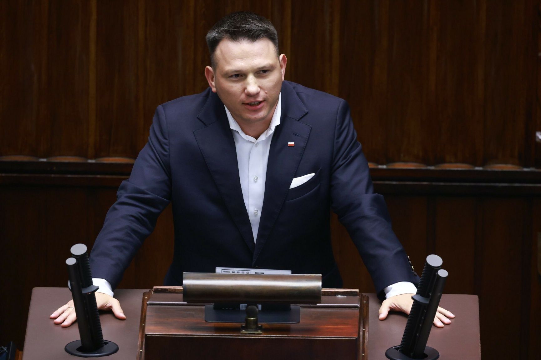 Nawrocki podpisał ustawę ws. paliw. Ostry komentarz Mentzena