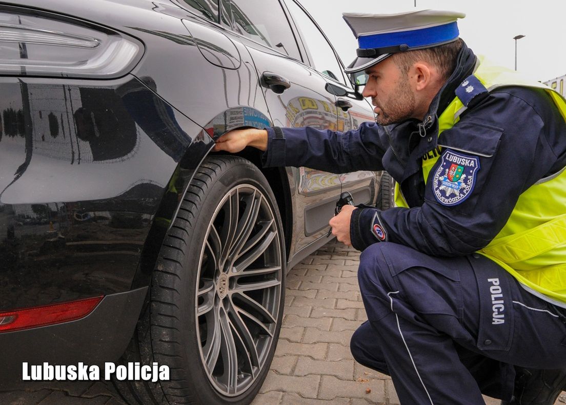 Co policjant może wyczytać z opon? Wystarczy, iż spojrzy na napis