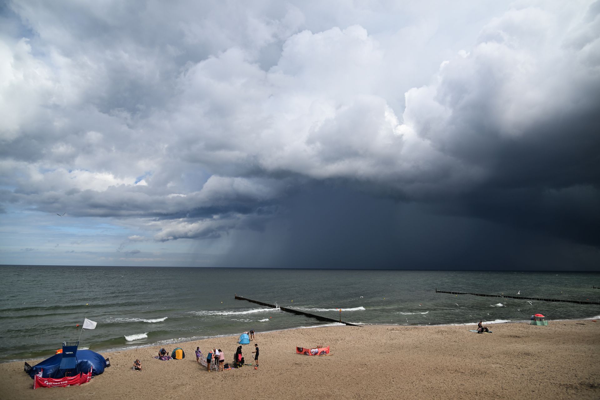"Trzymał się ostatkiem sił". Groźne sceny na plaży w Mielnie