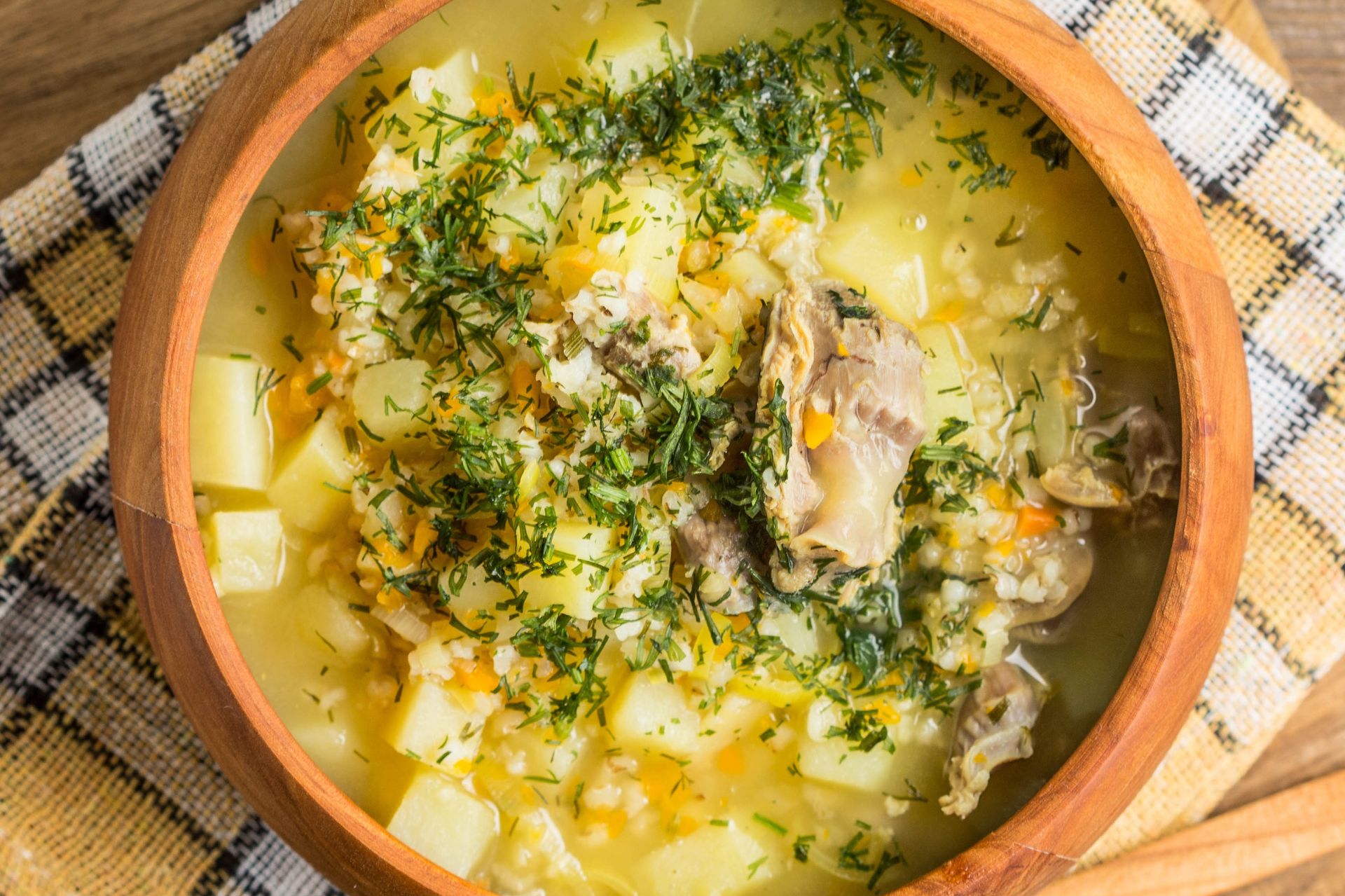 Babcia zawsze dodawała do krupniku. Zupa była pełna smaku, a aromat unosił się w całym domu