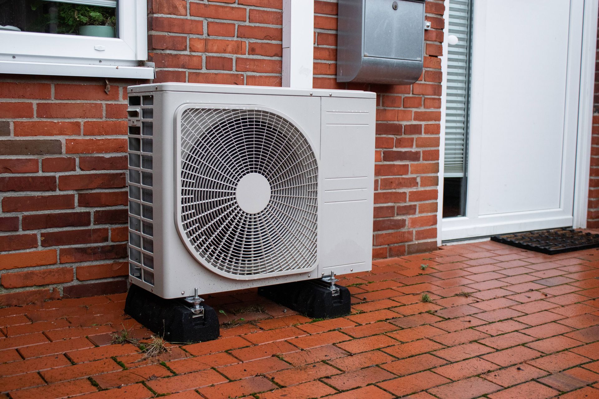 Sąsiedzi skarżą się na pompy ciepła. Można dostać 5000 zł mandatu