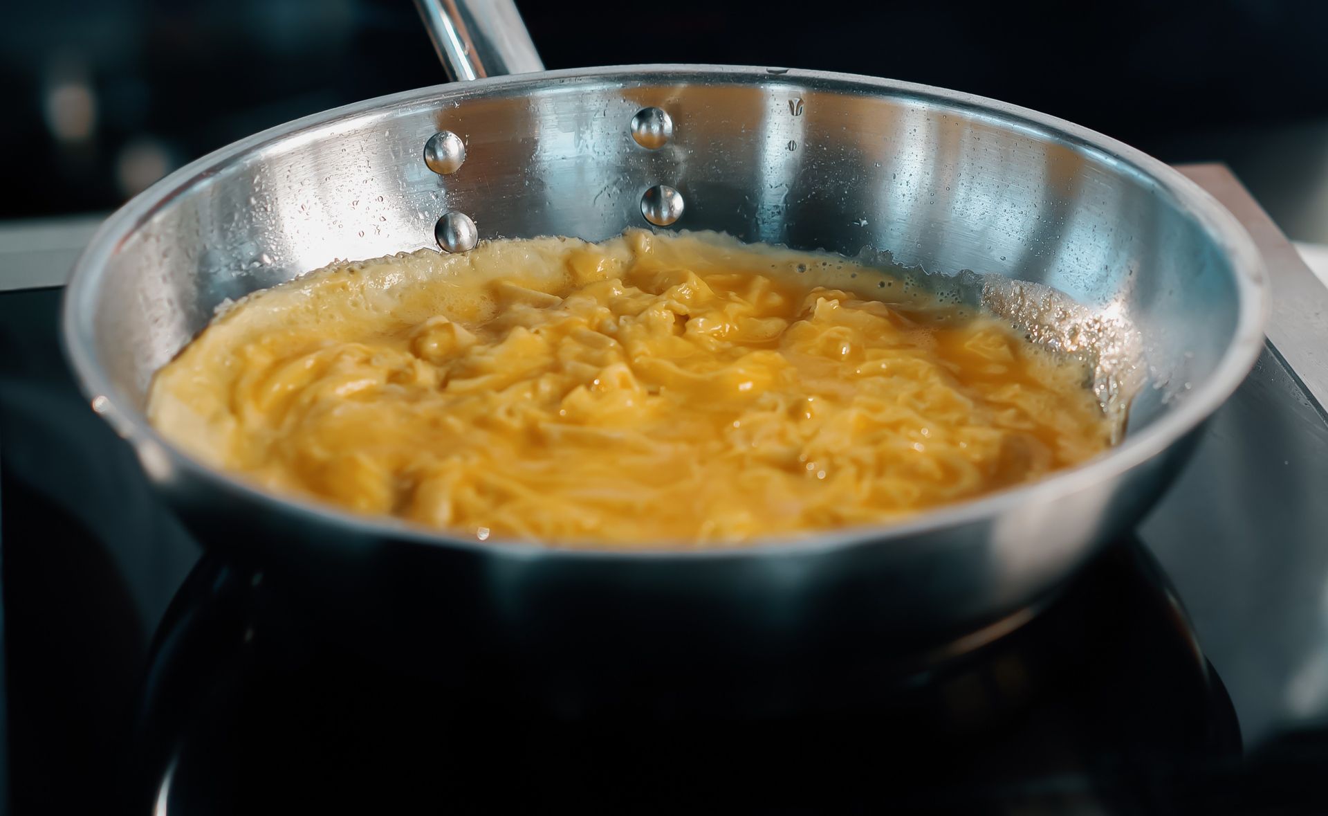 Ten francuski sposób na omlet to hit walentynkowy. Zero przypalenia, pełna kremowość