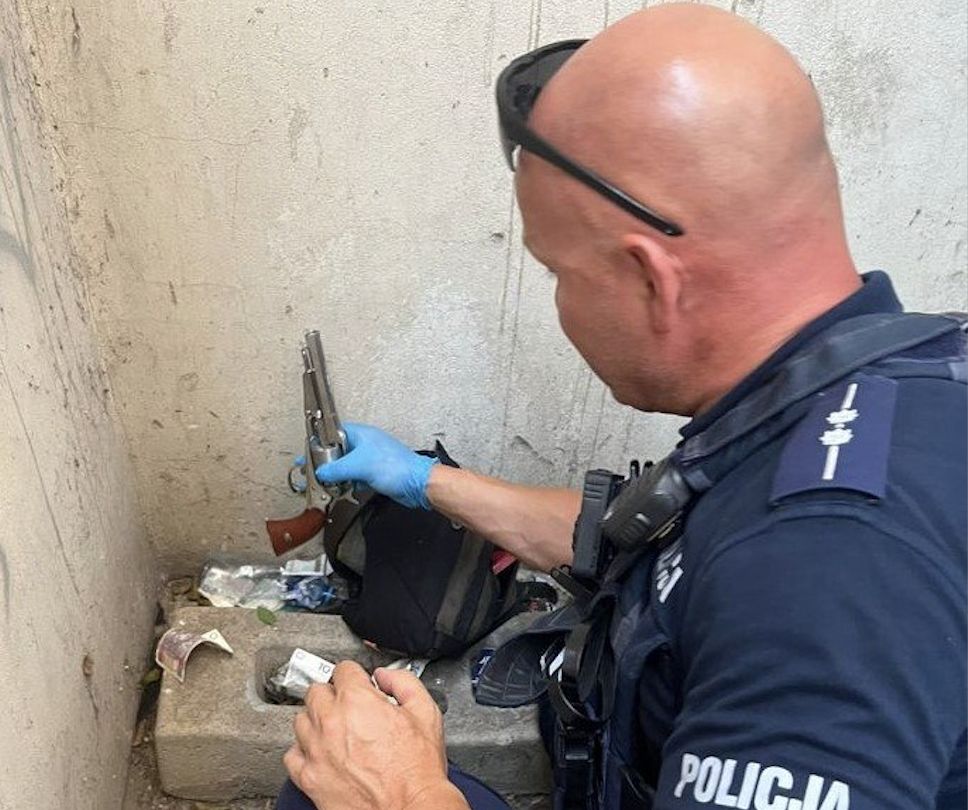 Motocyklista sprawcą wypadku. Uciekł pieszo, wyrzucił narkotyki i broń