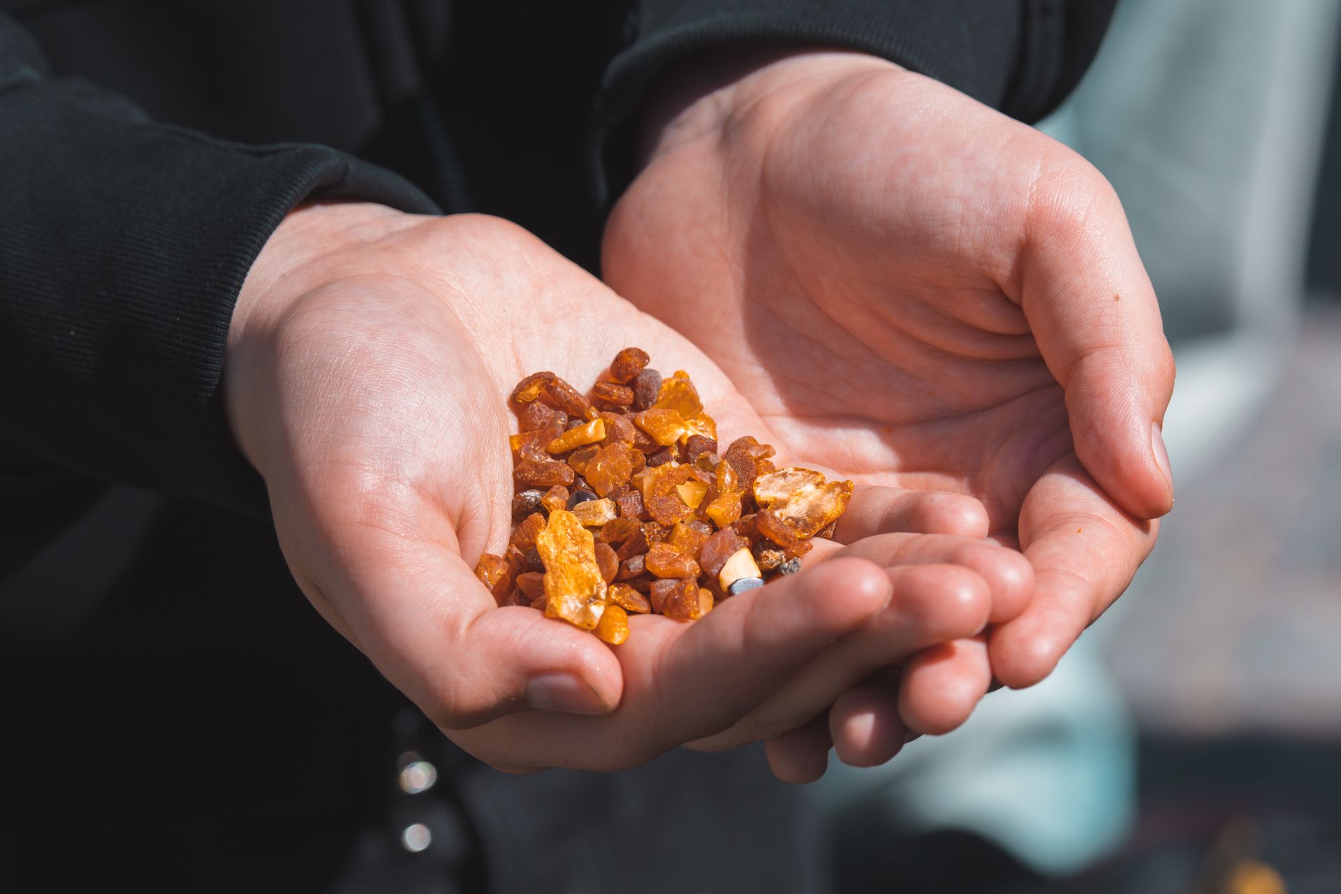 Na "złocie Bałtyku" można nieźle zarobić. Tłumy ruszyły na plaże