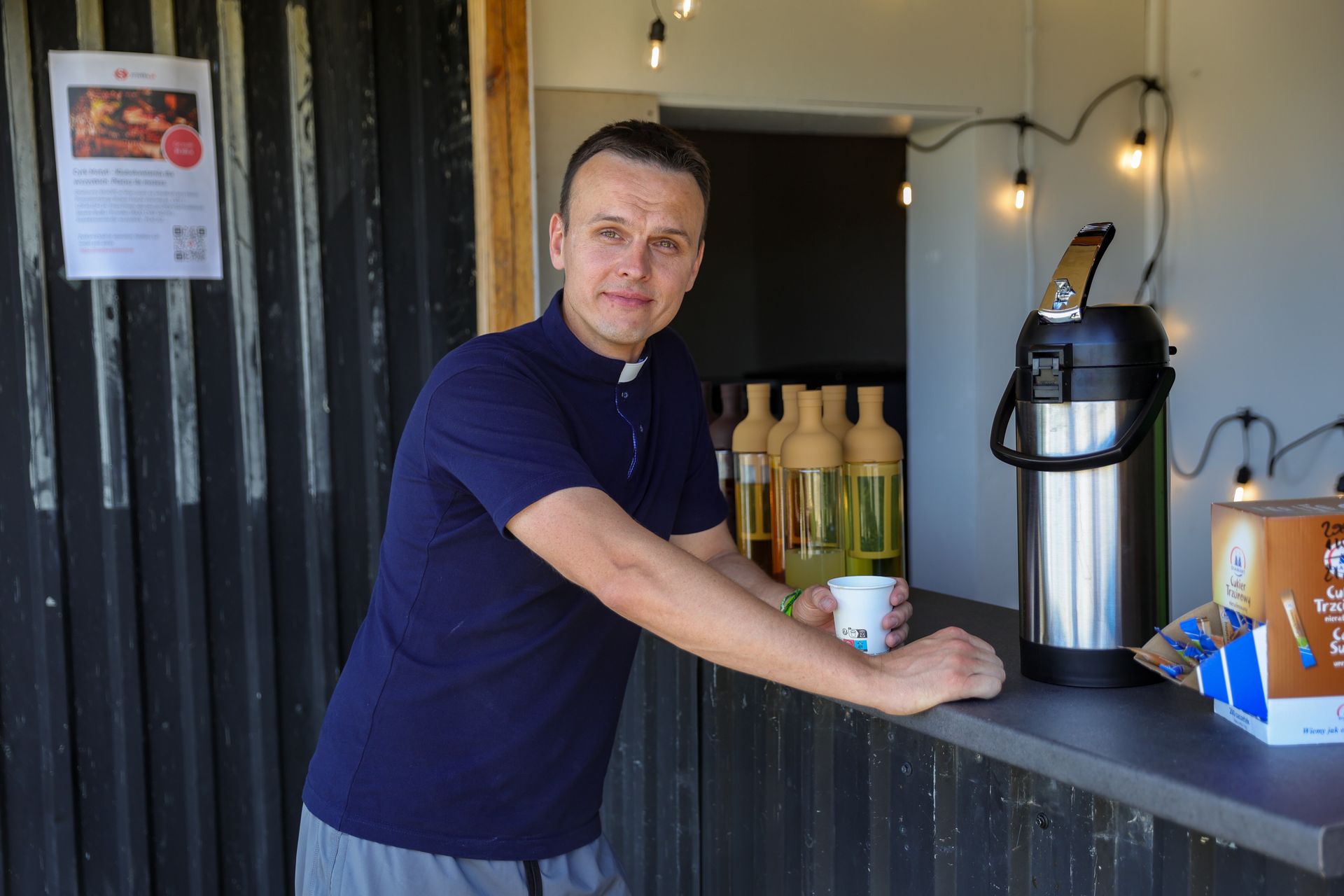 Metamorfoza agencji towarzyskiej. Ksiądz otwiera tu klubokawiarnię