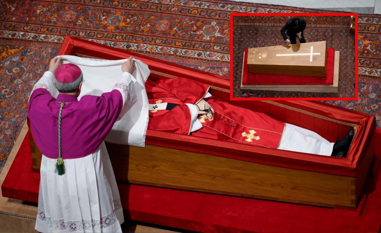Ceremonia zamknięcia trumny Papieża Franciszka. Pokazano zdjęcia