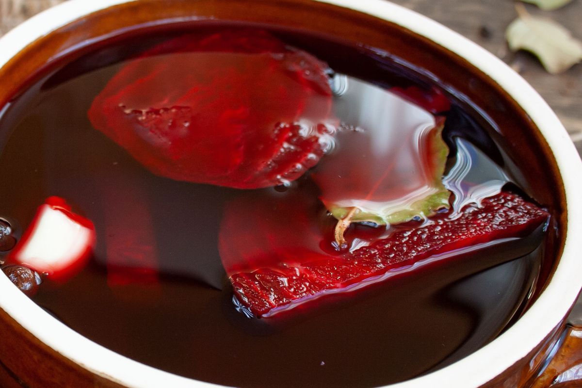 Zakwas z buraka robię już teraz. Wlewem 2 łyżki i może stać aż do stycznia i nie spleśnieje