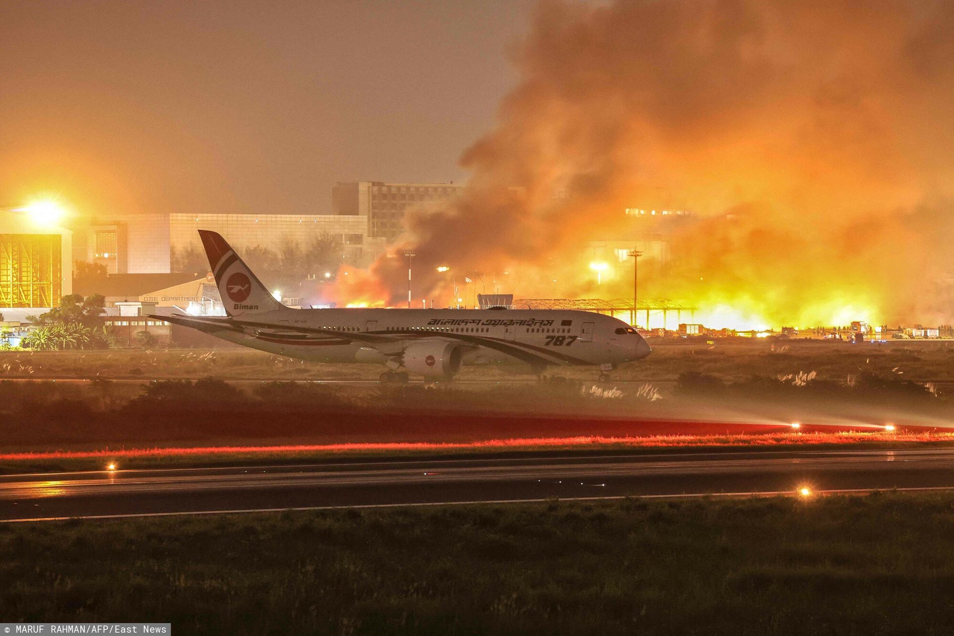 Łuna nad lotniskiem. Ogromny pożar w stolicy Bangladeszu