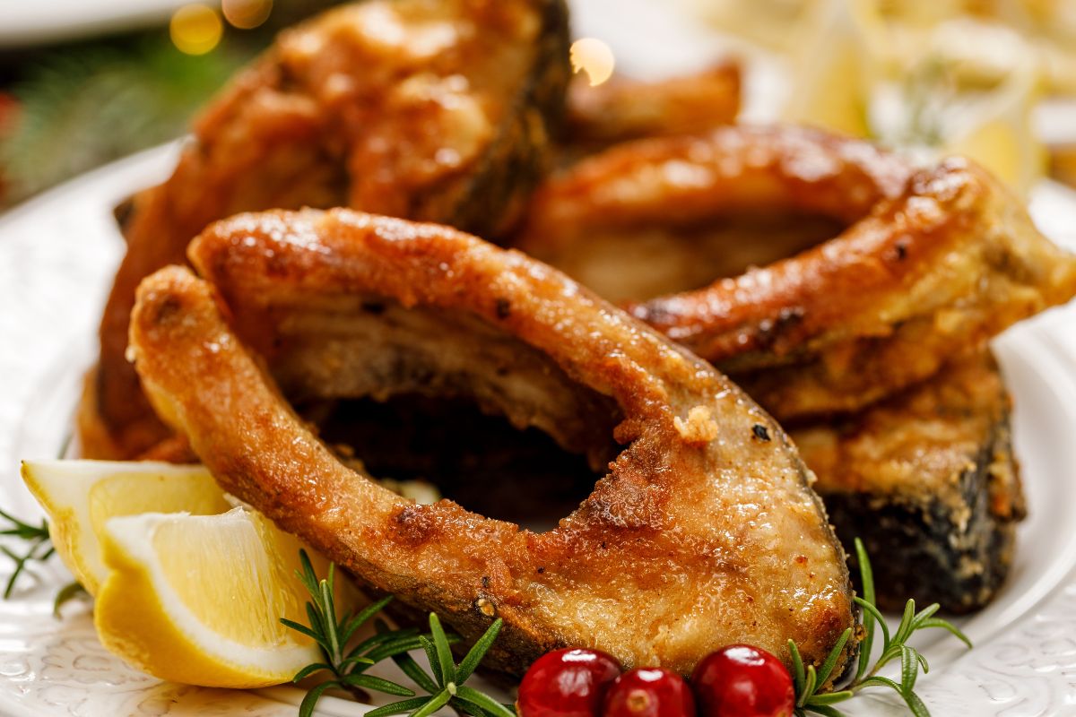 Wędkarz zdradził mi sprytny sposób. Ości w karpiu dosłownie "znikają"