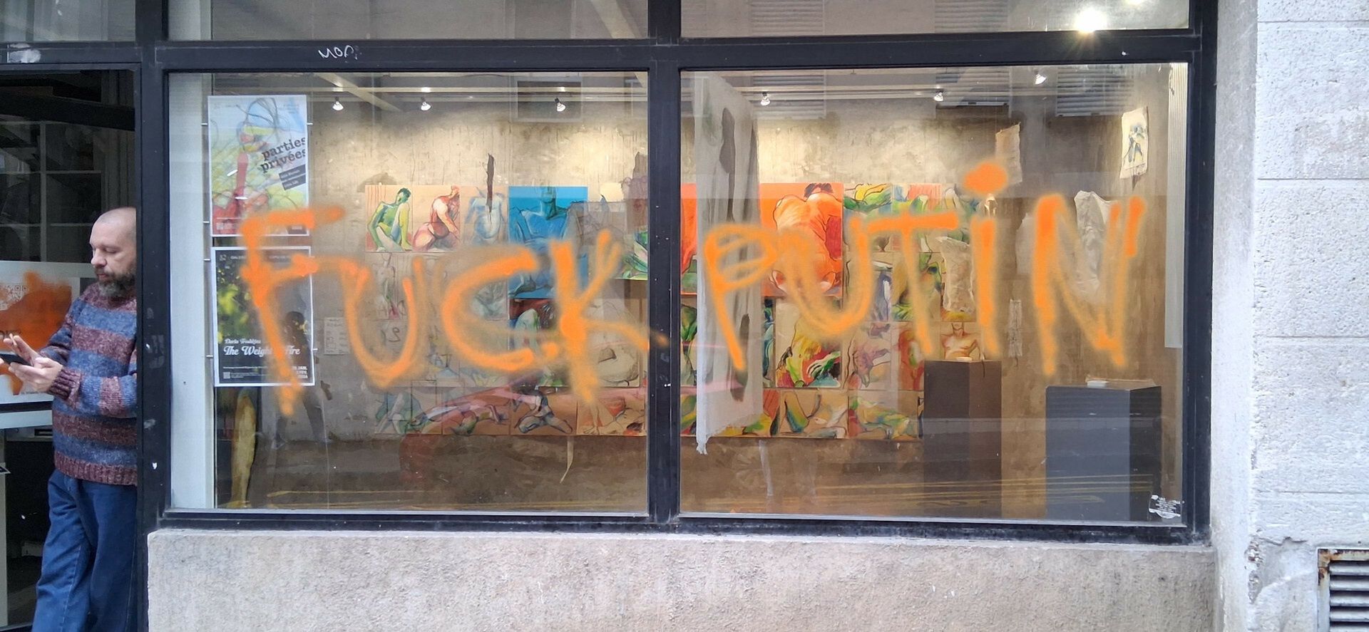 Tam pracuje domniemana córka Putina. Wulgarne napisy na galerii