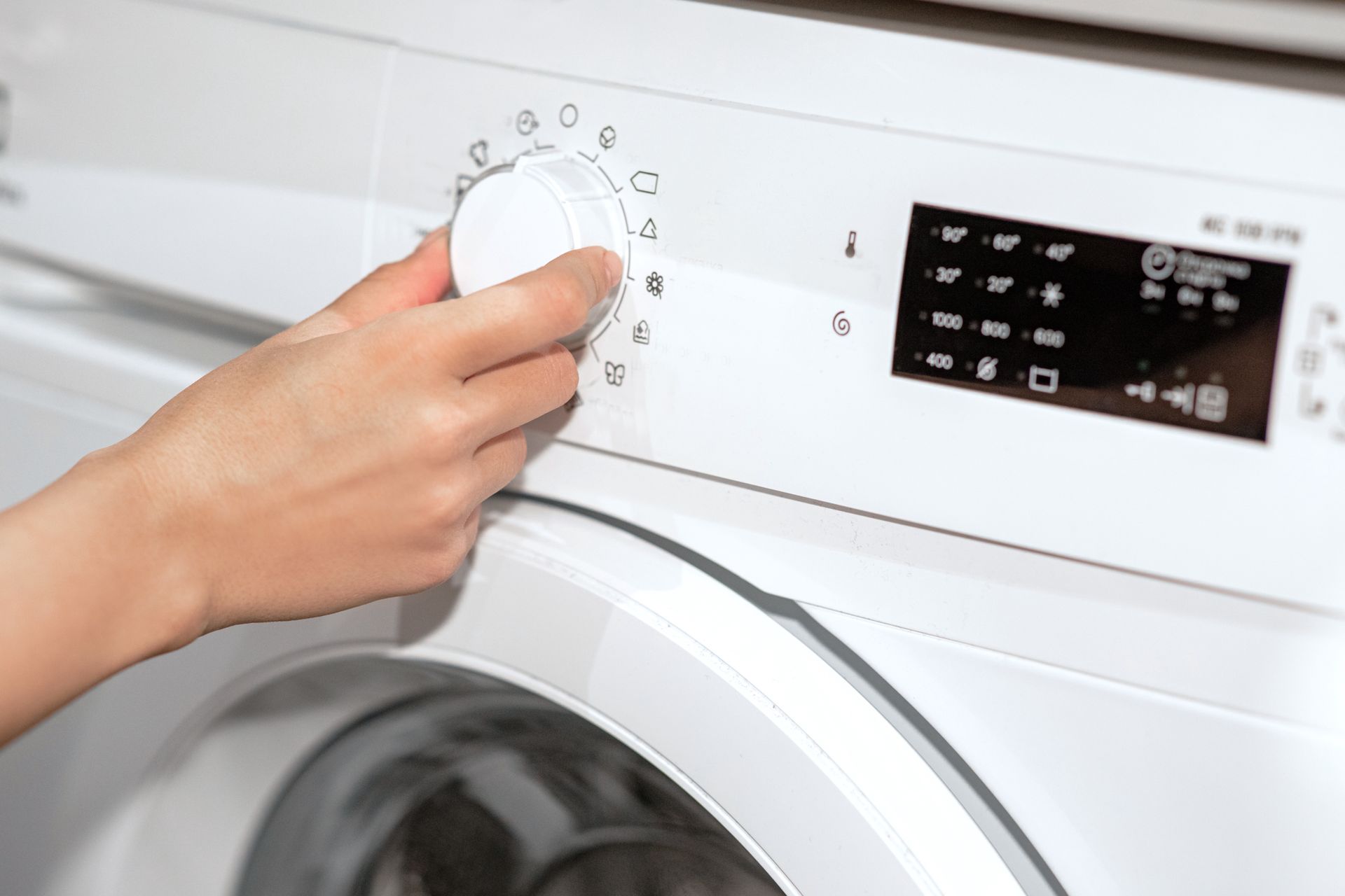 Rób pranie w tej temperaturze. Korzyści zauważysz natychmiast