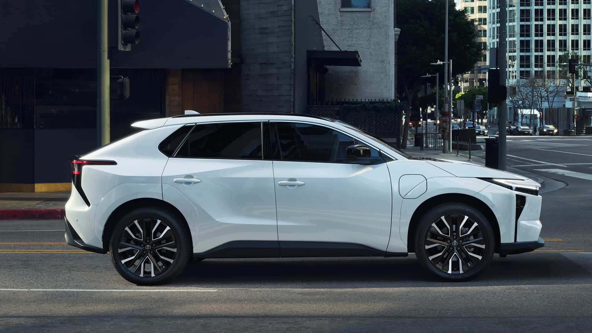 Już nie bZ4X, ale bZ. Toyota upraszcza nazwę i odświeża swojego elektryka