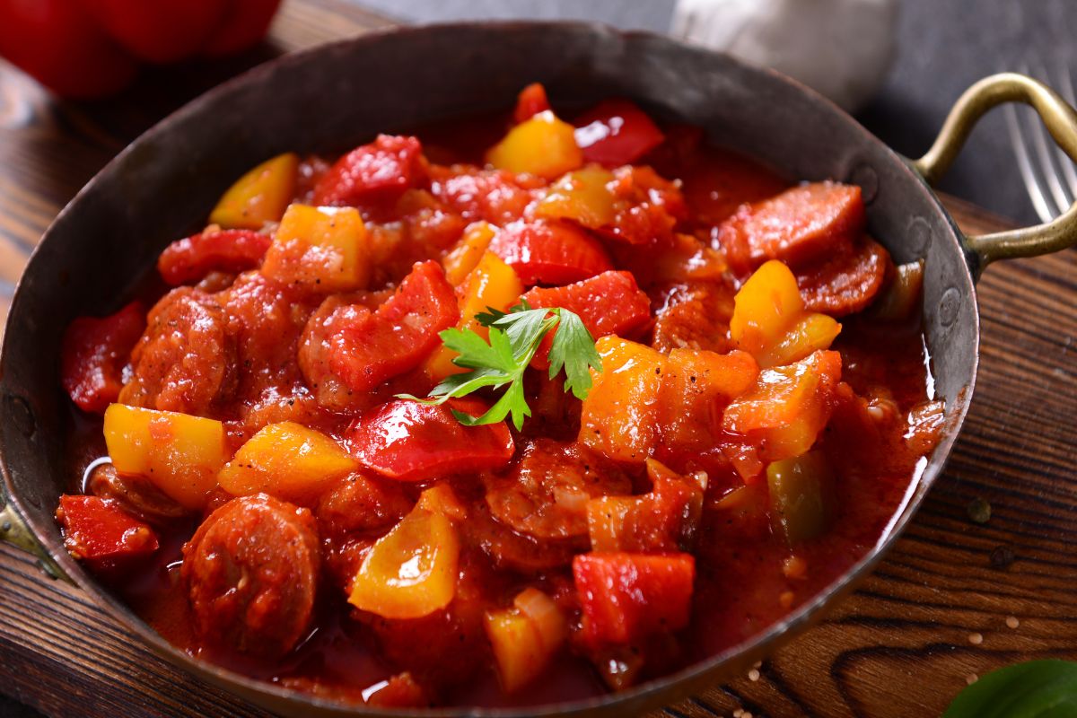 Na Węgrzech robią takie leczo. Polacy będą zaskoczeni, iż nie ma w nim tego składnika