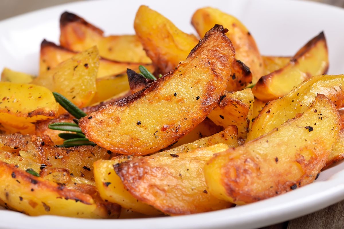 Kroję w ćwiartki i obtaczam w tej pysznej marynacie tuż przed pieczeniem. Mają chrupiącą skórkę i kremowy środek