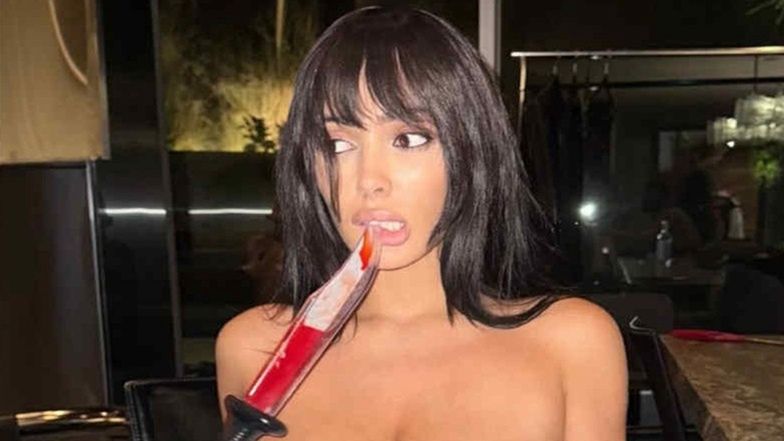 Odziana w ekstremalnie skąpe body Bianca Censori wykrzywia usta zabawkowym NOŻEM. Udana kreacja na Halloween?