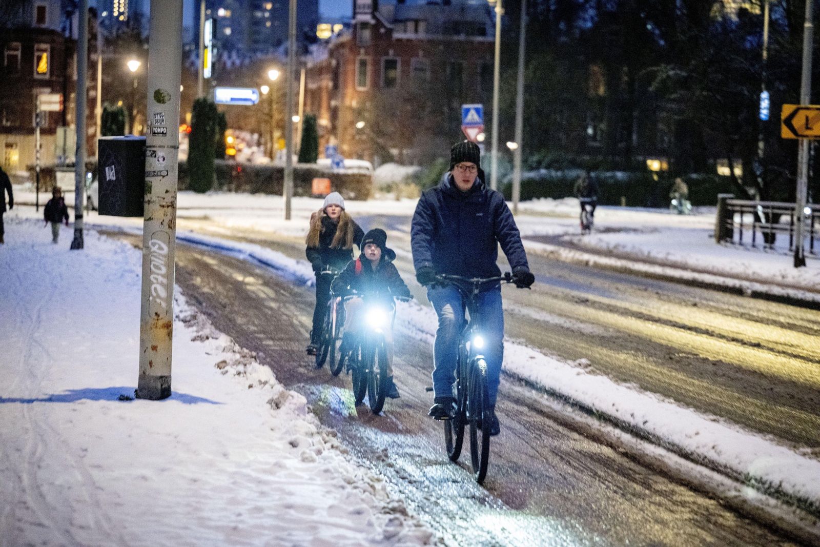 Zima w Holandii. Zasypane drogi, wstrzymane pociągi i setki lotów
