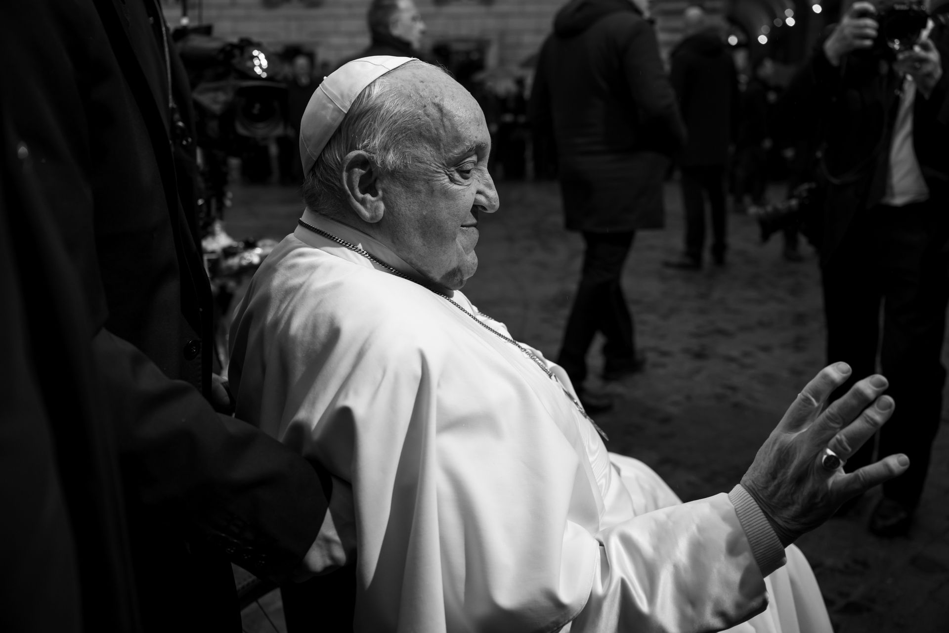 Kto zarządza Watykanem po śmierci papieża? To on zadba o wybór nowego papieża