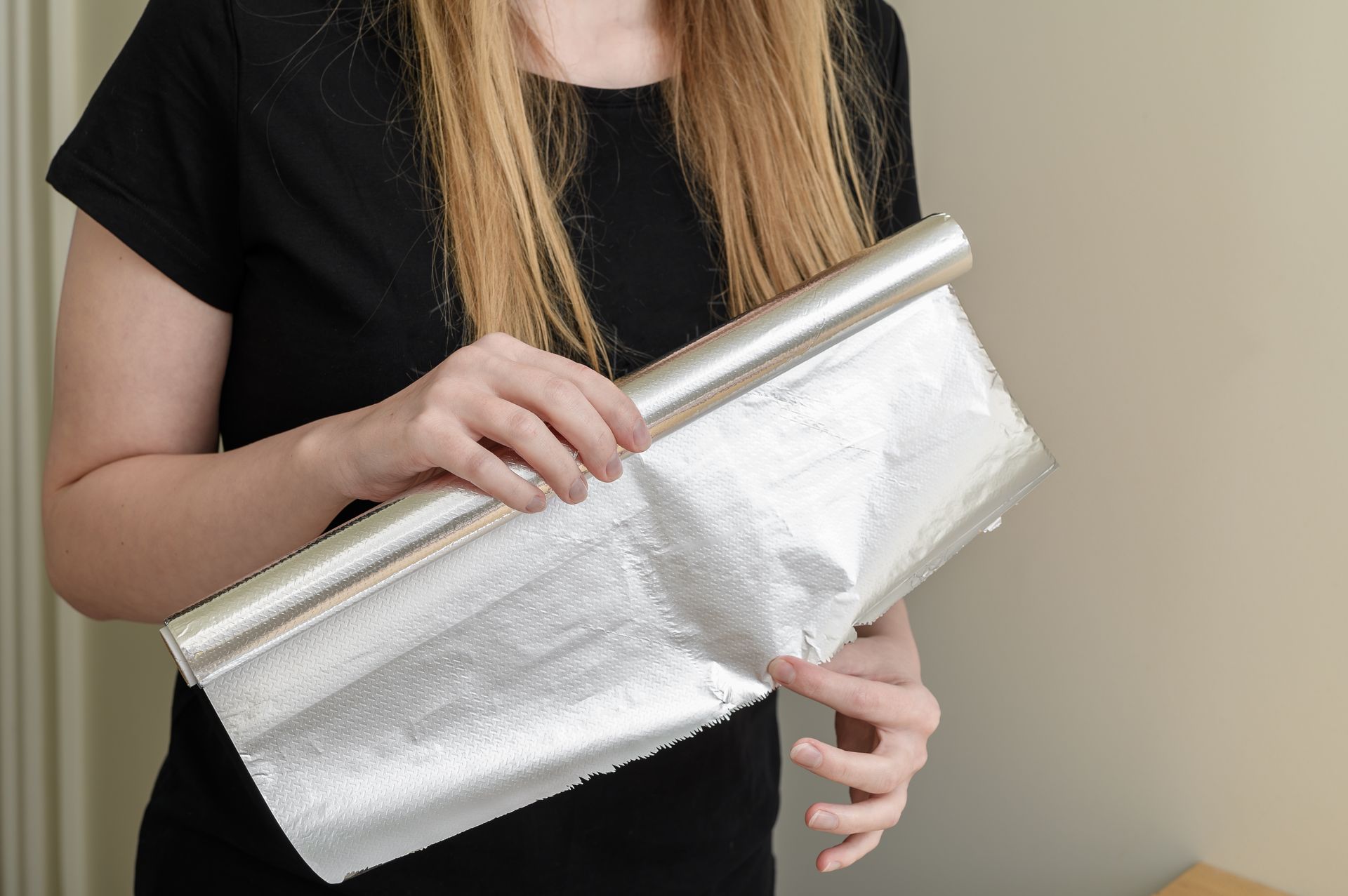 Włóż folię aluminiową za kaloryfer. Ten prosty trik pomoże ogrzać mieszkanie