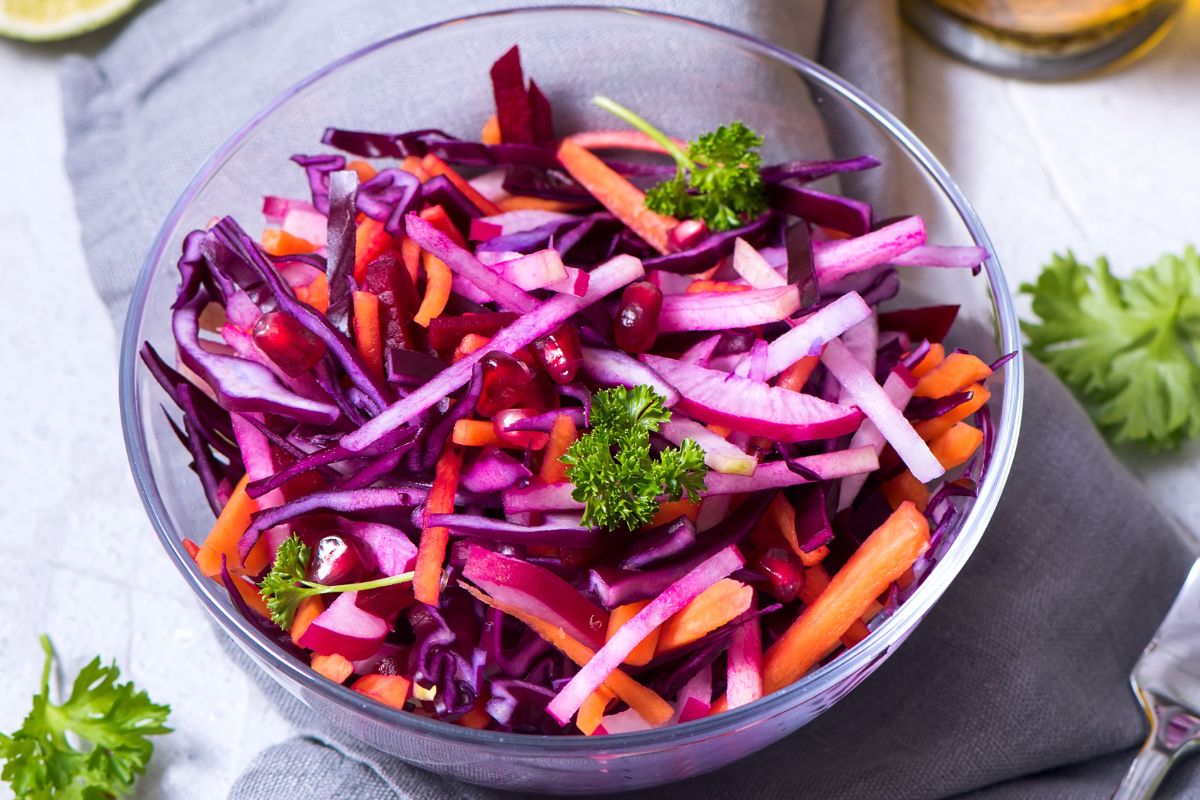 Dodaj czerwone drobinki do surówki. Niezastąpione w diecie dla osób 50+