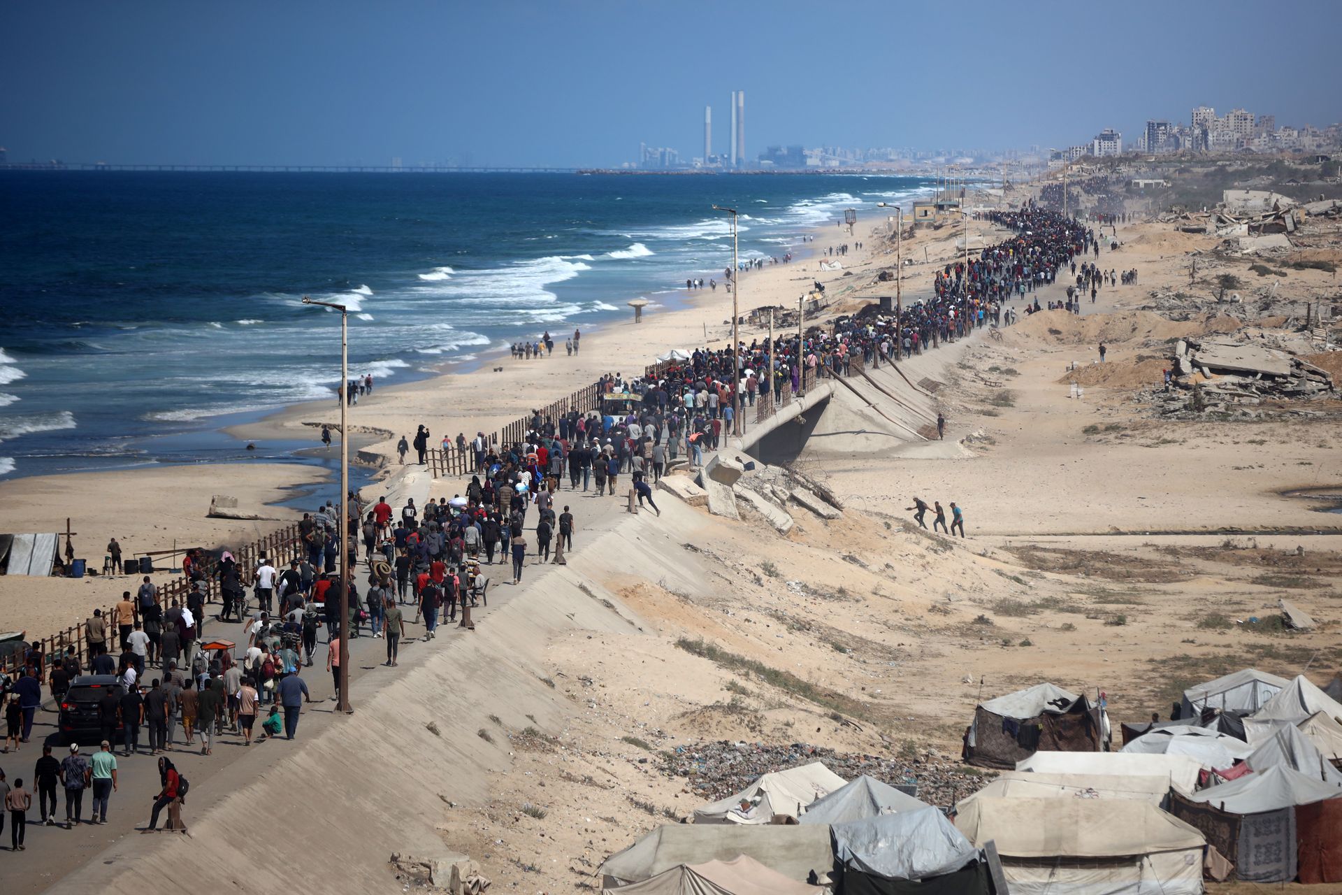 Przejmujące obrazy. Ludzie wracają do zrujnowanych domów