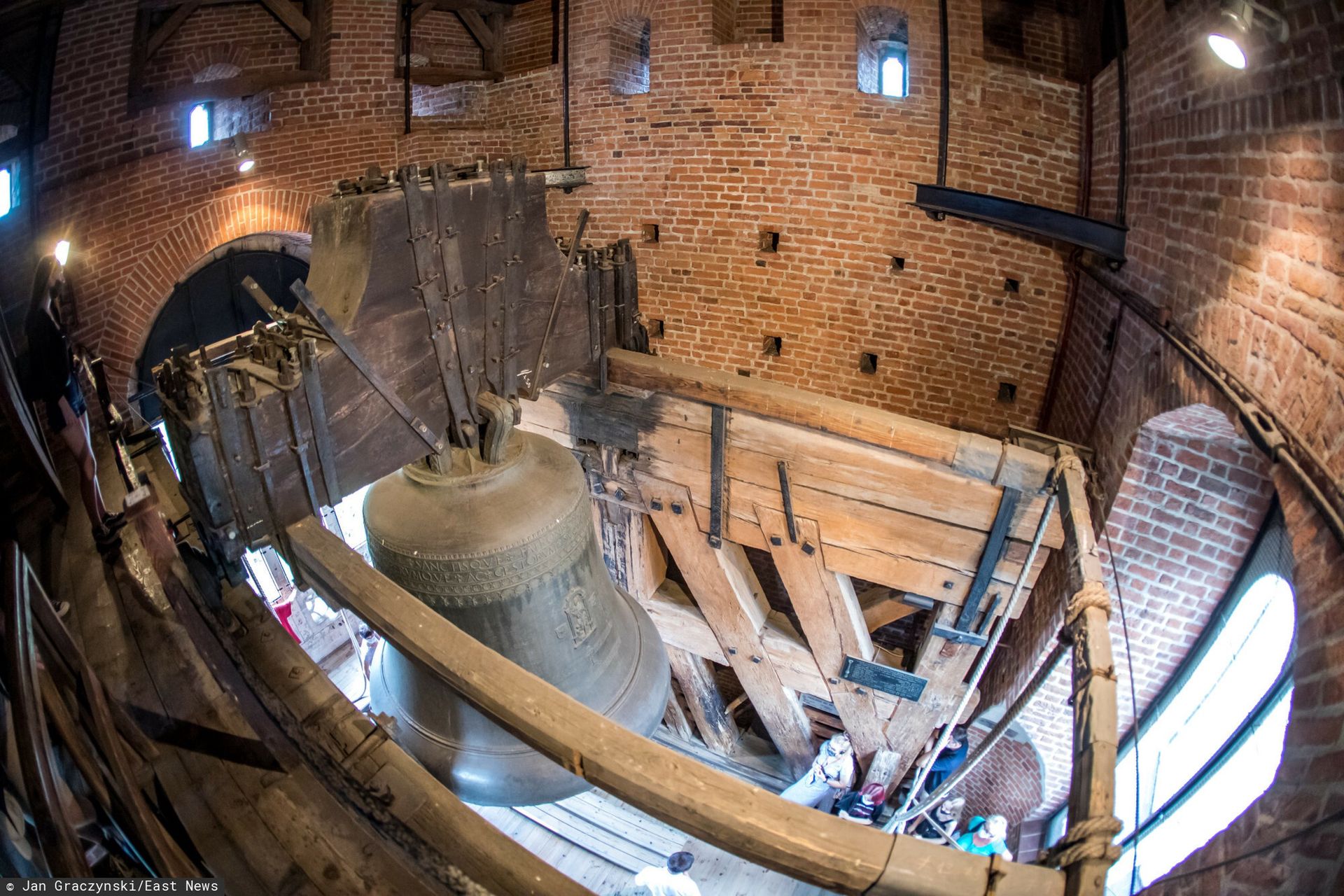 Papież Franciszek nie żyje. Zabiły dzwony Zygmunt i Tuba Dei