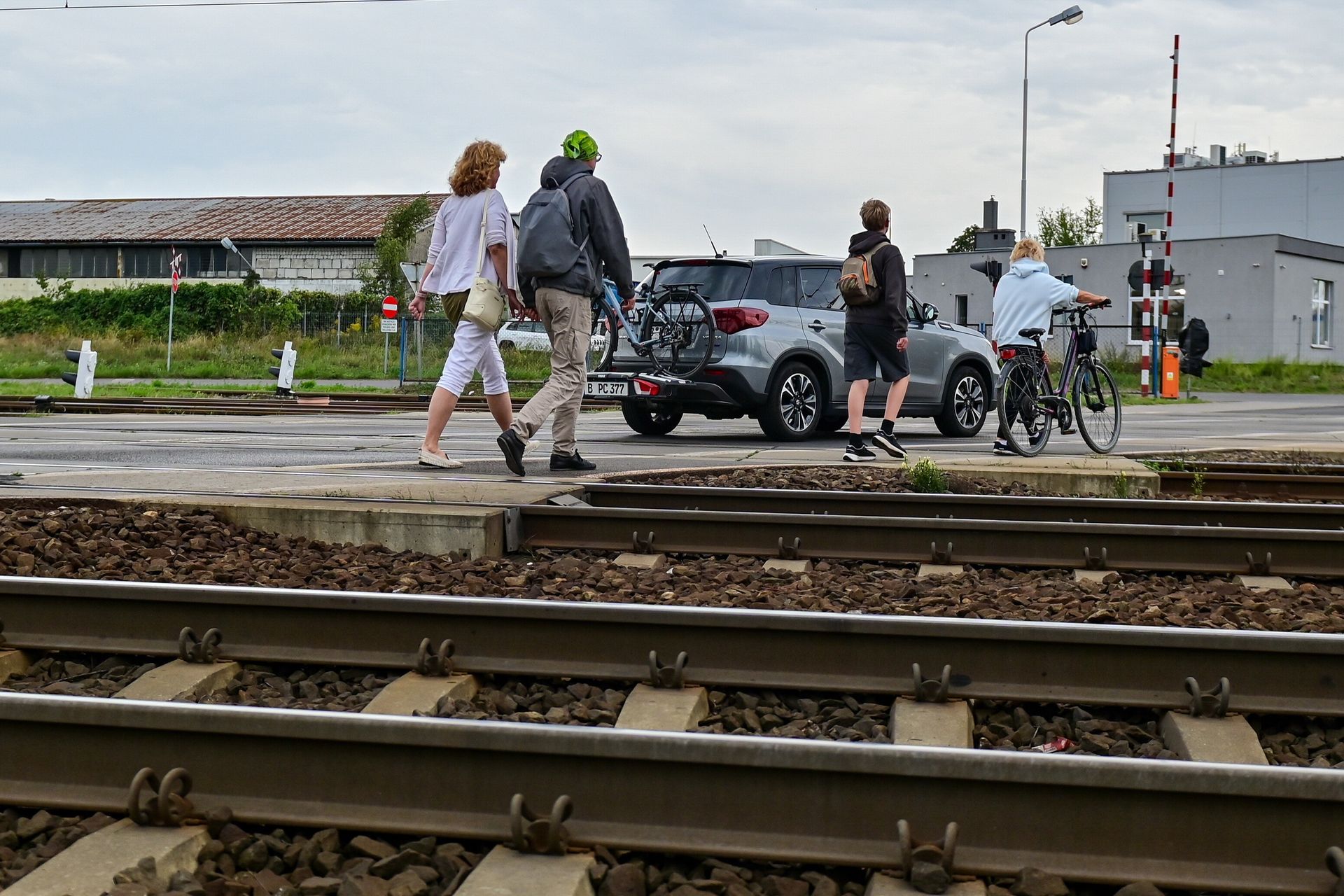 O krok od tragedii. Pijany maszynista ruszył, wózek runął