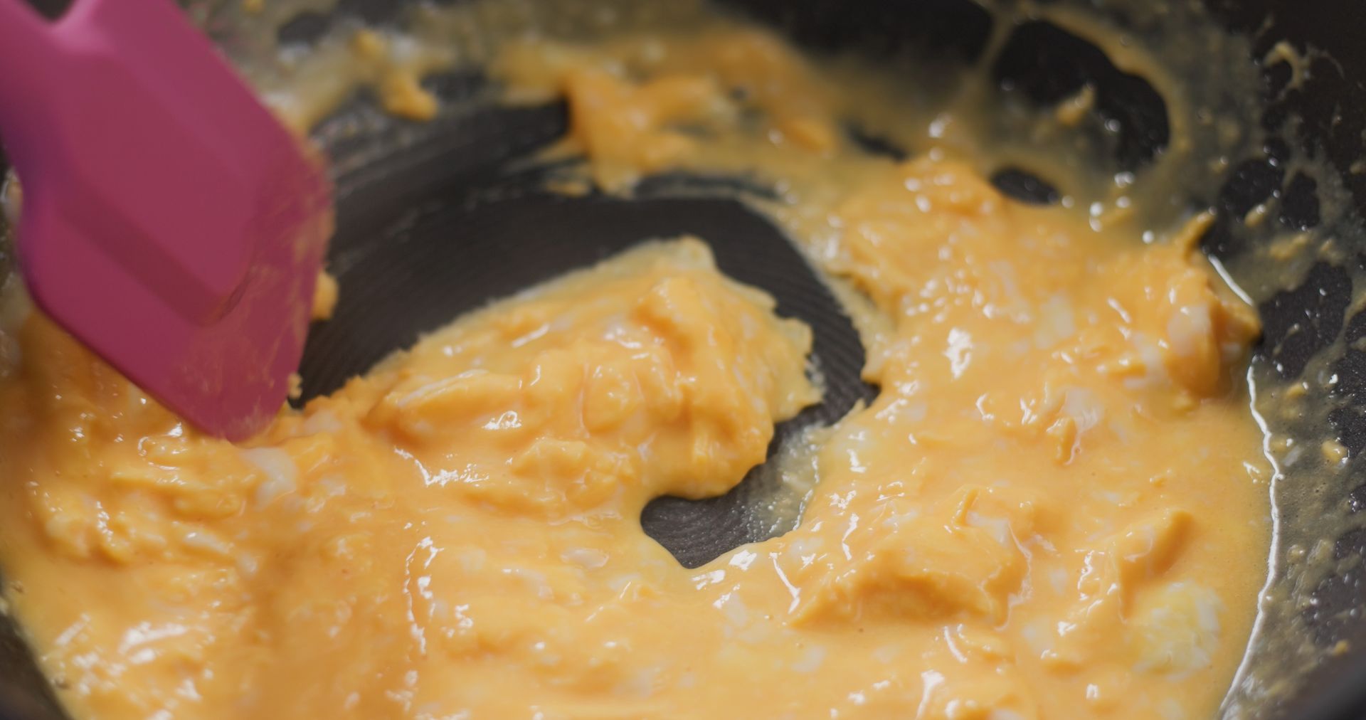 Do jajecznicy wrzucam nieoczywisty dodatek. Danie nabiera ostrości i wyrazu