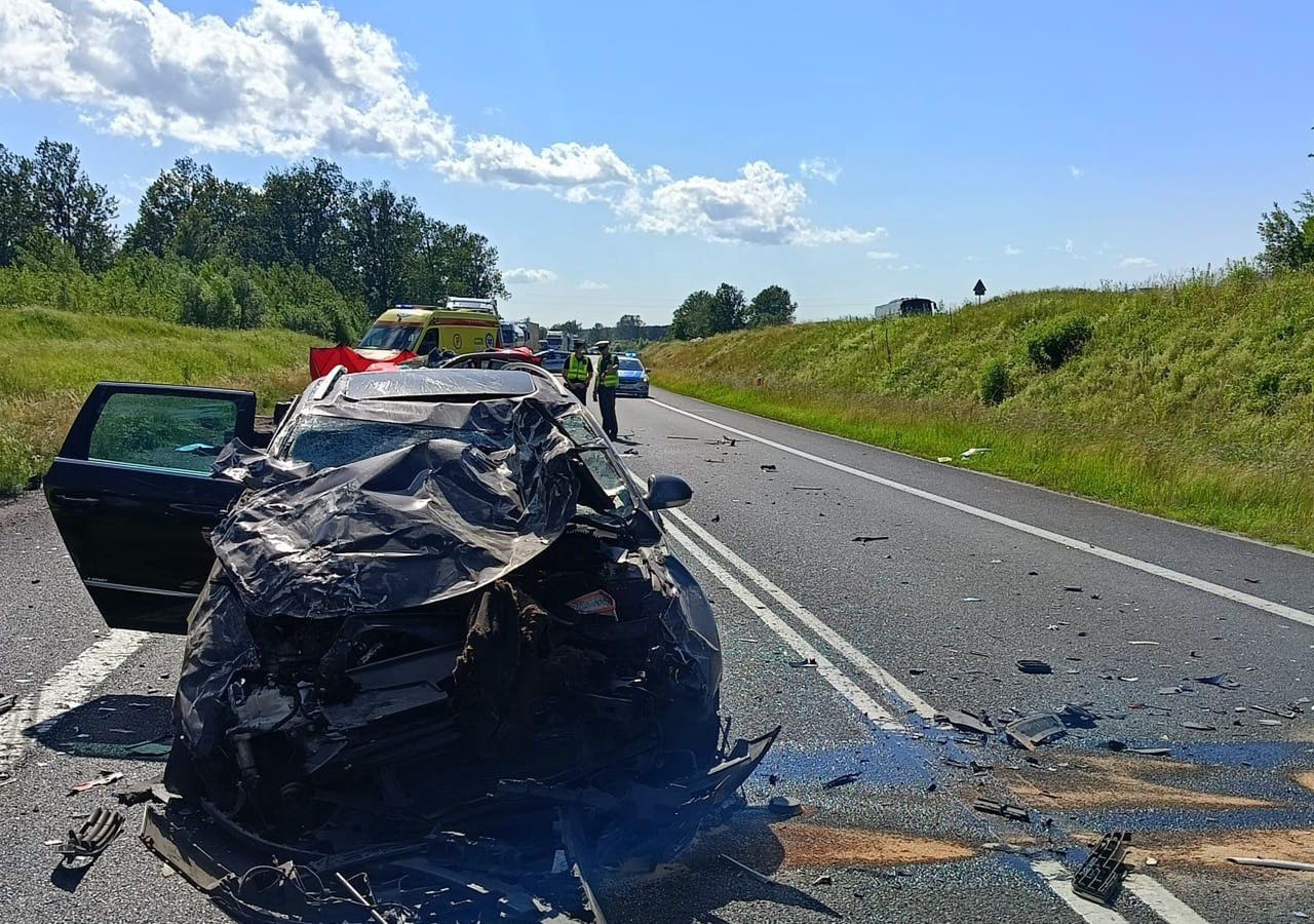 Uderzyła w dwa samochody. Jej pasażer nie żyje