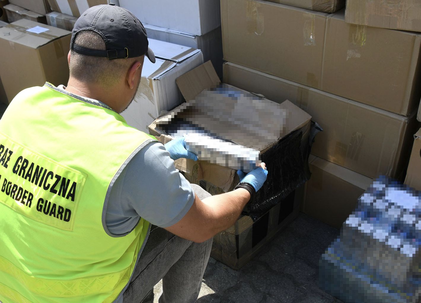 Wpadli na bazarku. Mnóstwo trefnych papierosów i alkoholu