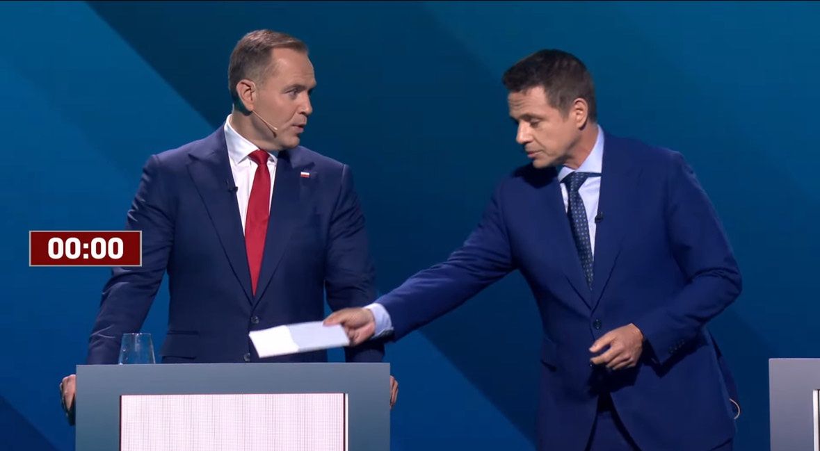 Tajemnicza koperta od Trzaskowskiego dla Nawrockiego. "Dziś sprawa się rozwiąże"