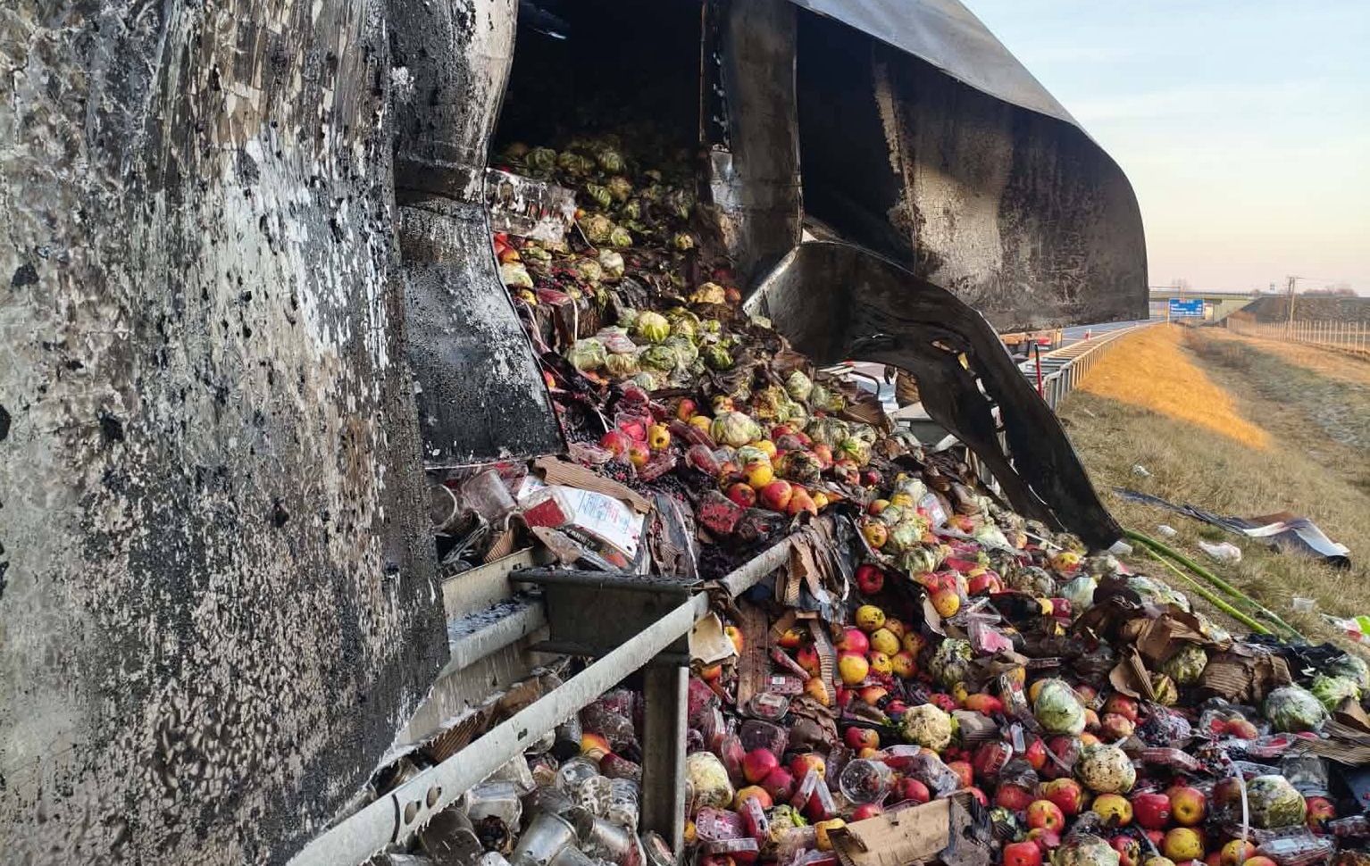Pożar na A2. Spłonęła naczepa z owocami