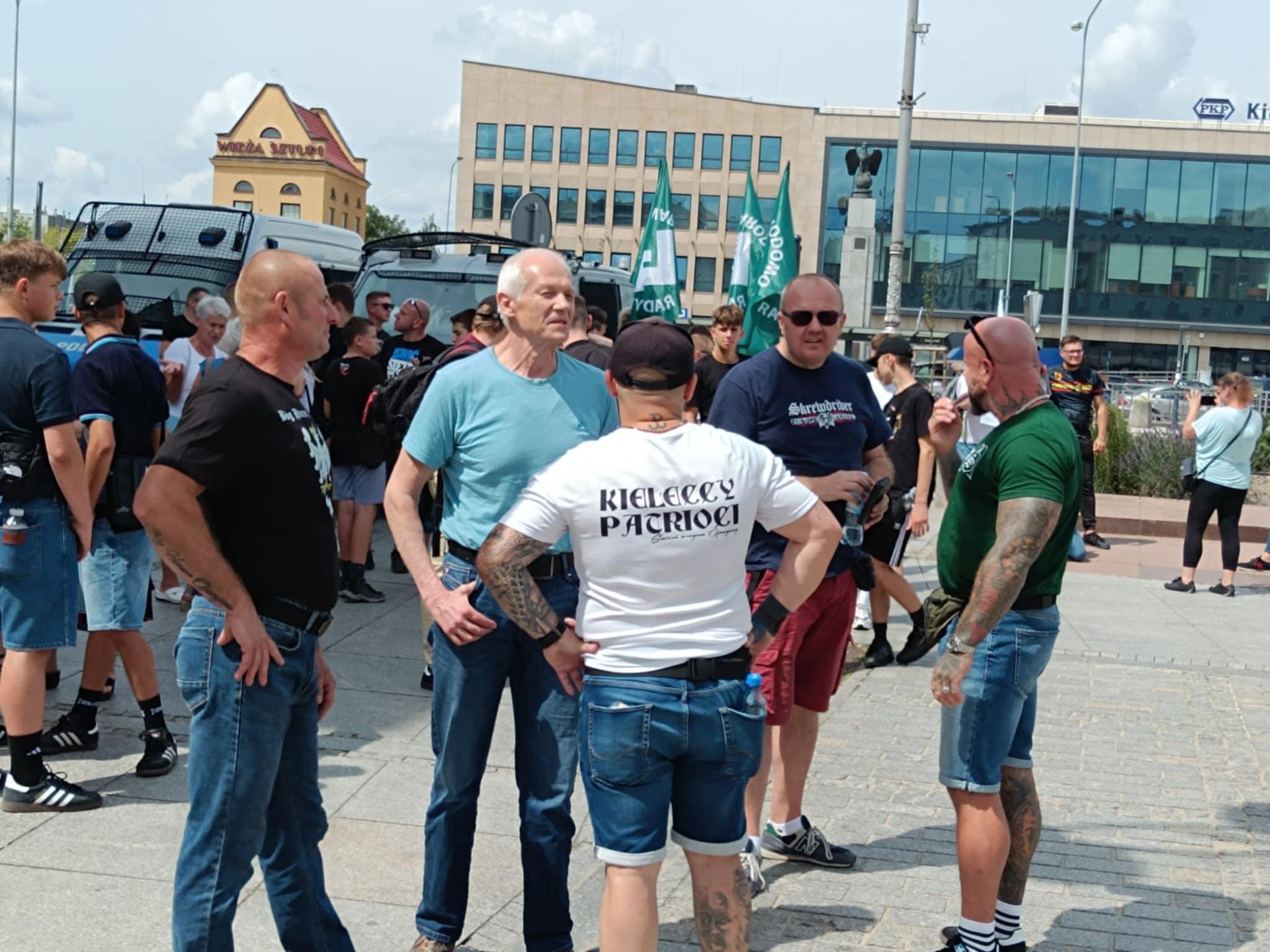 Waluś na antyimigracyjnym proteście. Został ciepło przywitany