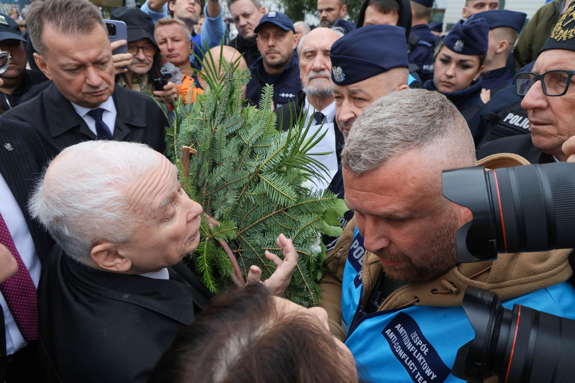 Przepychanki na miesięcznicy. Policja wydała oświadczenie