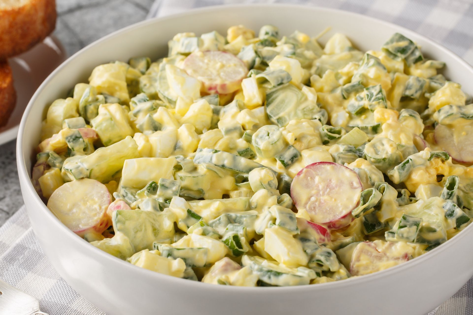 Nowa gwiazda wielkanocnego stołu. Sałatka szczypiorkowa może zagrozić choćby jarzynowej