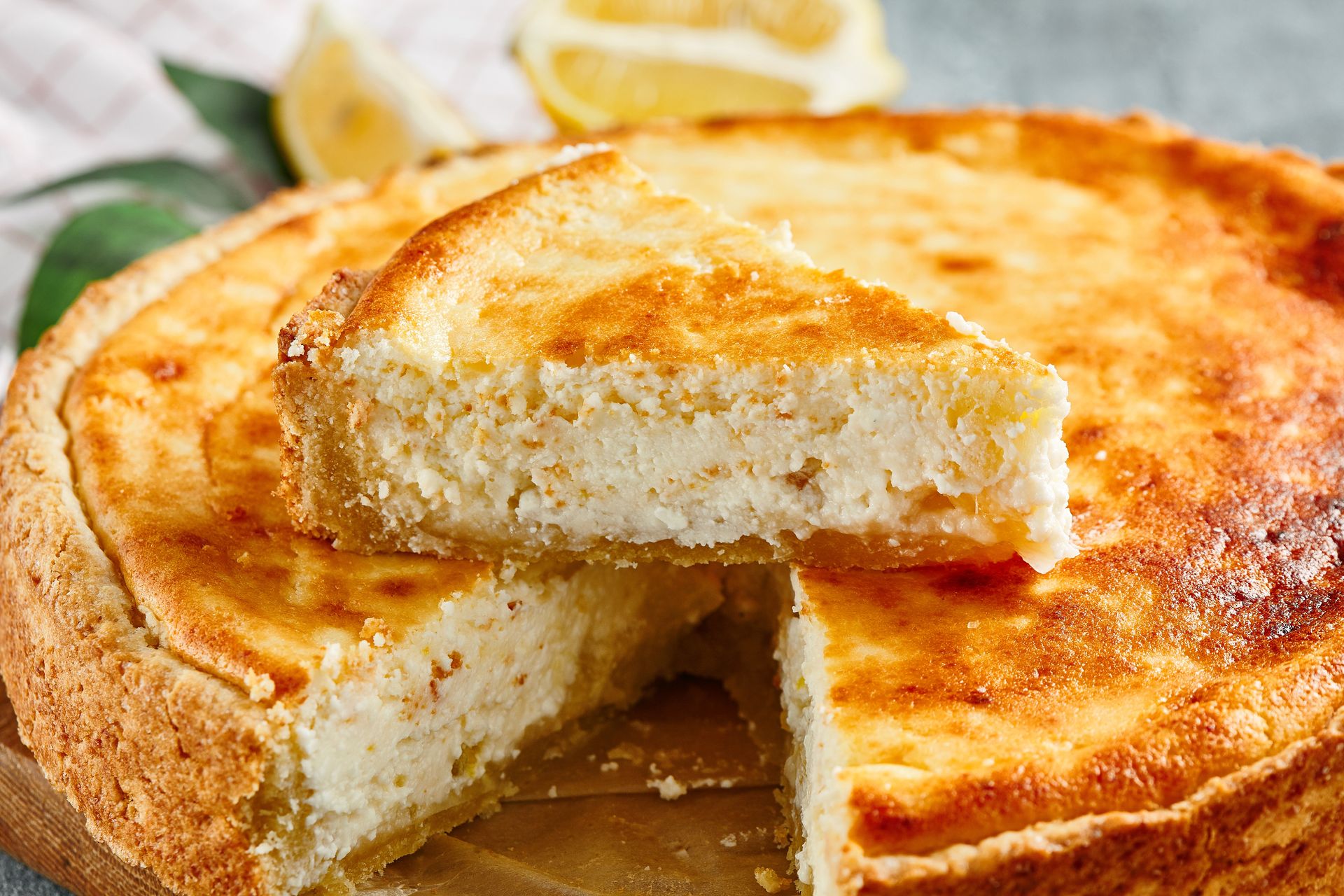 Sernik, który dosłownie robi się sam. Najlepszy jest chrupiący spód