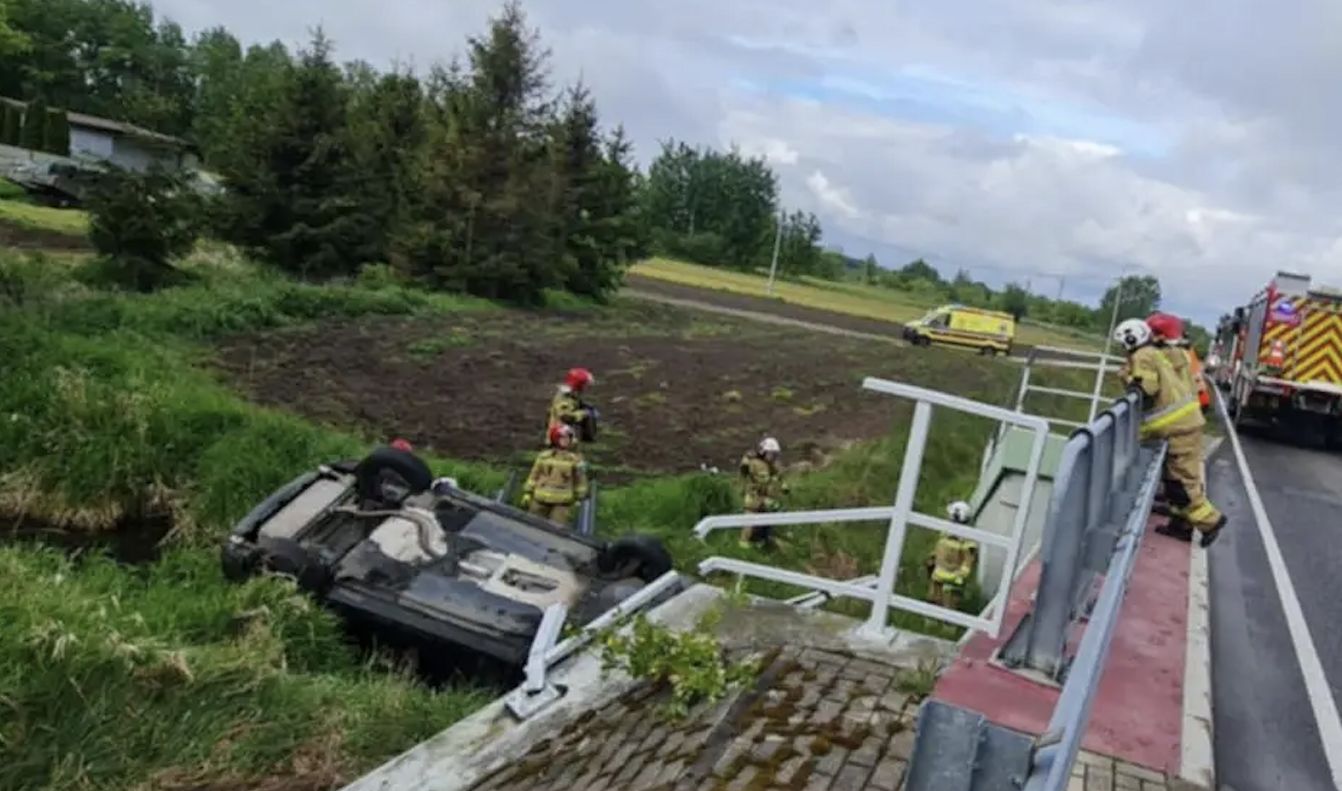 Wypadł z drogi, dachował w rzece. Wypadek pod Pruszkowem