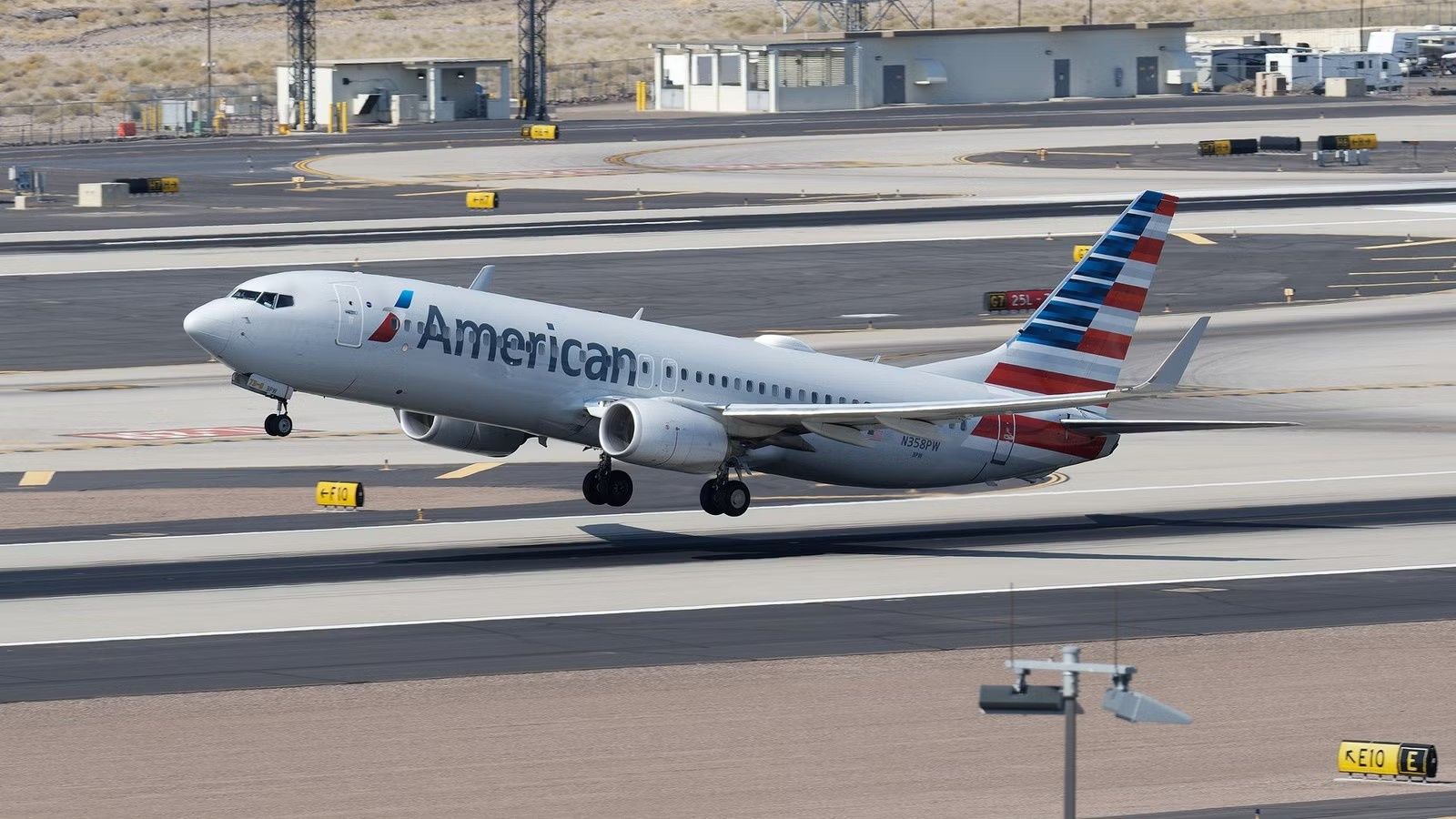 Boeing 737 American Airlines blisko zderzenia z dronem po starcie z Chicago