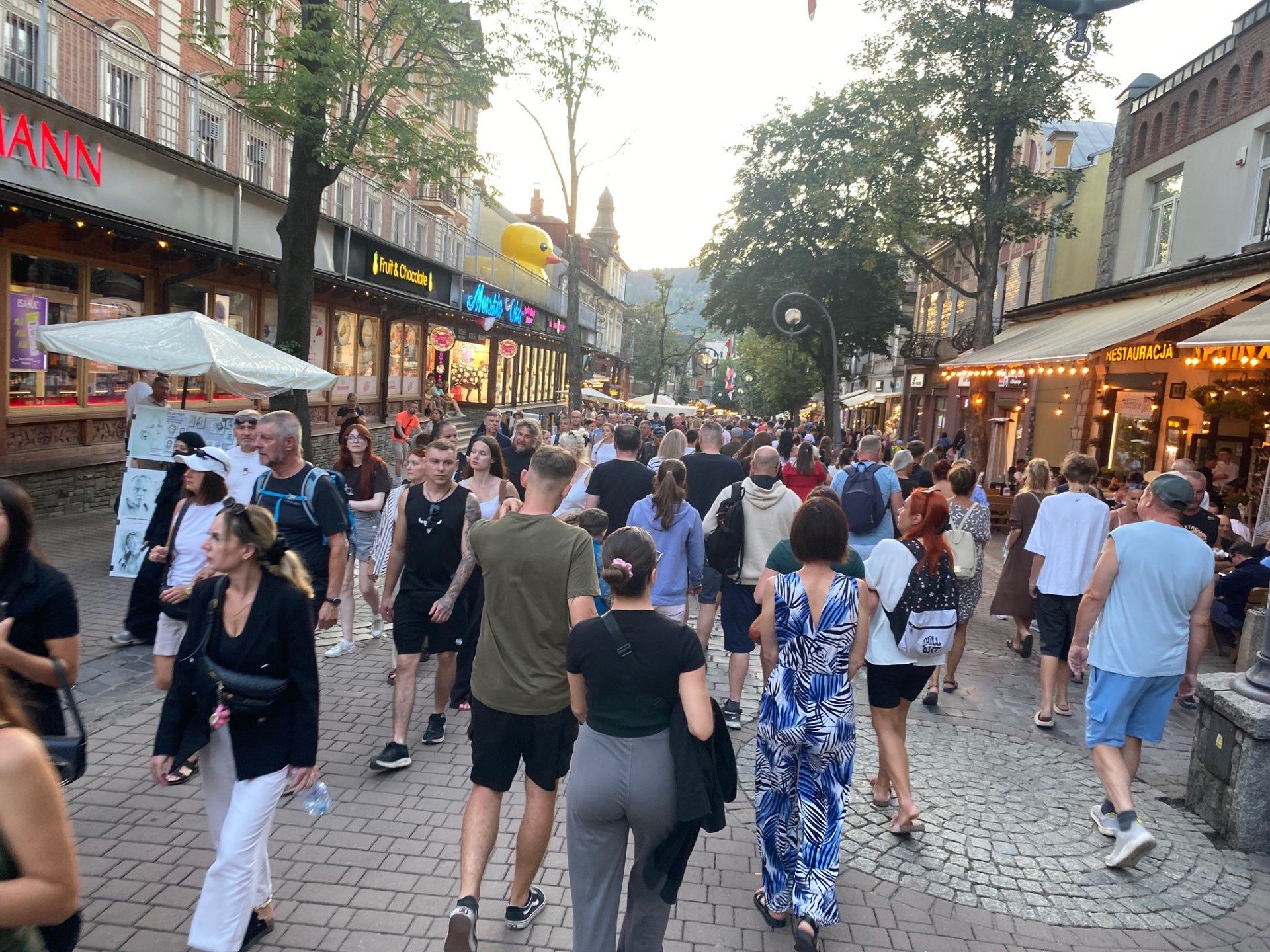 Lubimy spędzać urlop, stojąc w... kolejce? Na weekend pod Tatry znów zjechało pół Polski