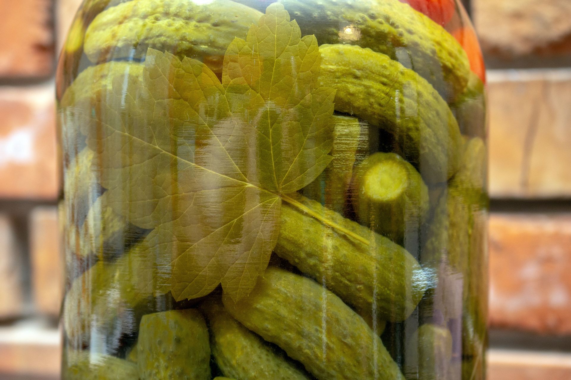 Upchaj te dodatki do słoików. Ogórki kiszone wyjdą aromatyczne i chrupiące