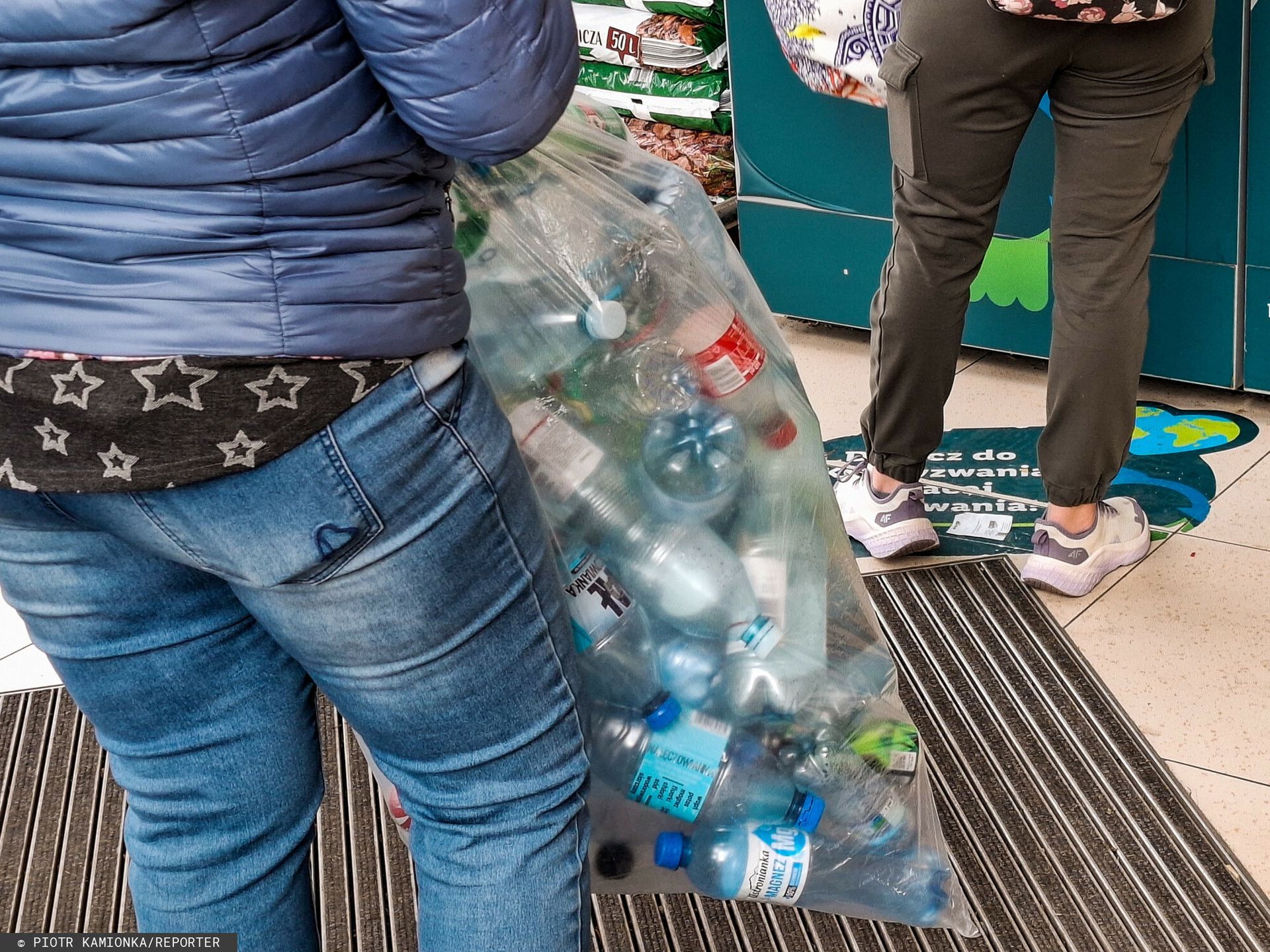 Zarabiają na systemie kaucyjnym. Sprzedaż wystrzeliła w górę