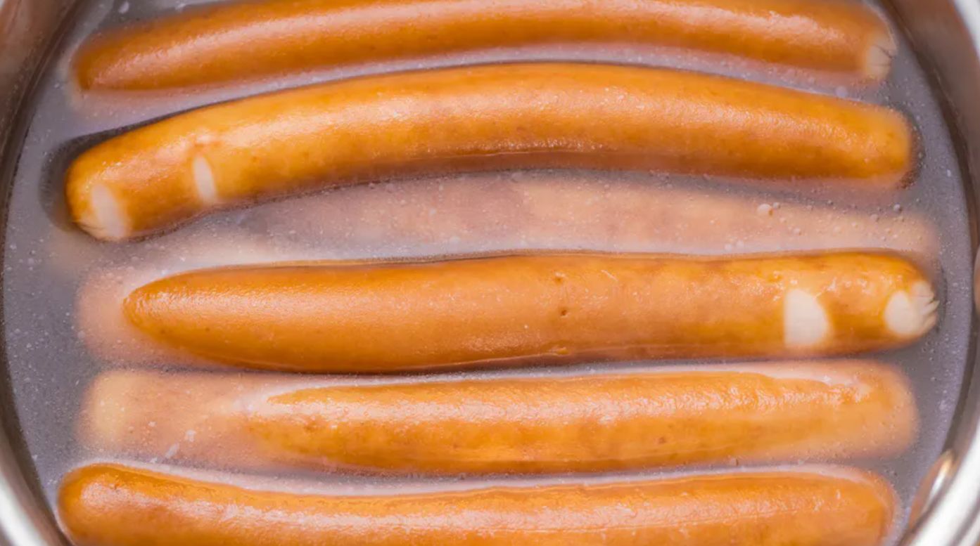 Kiedy wrzucić parówki do wody? Nagminny błąd