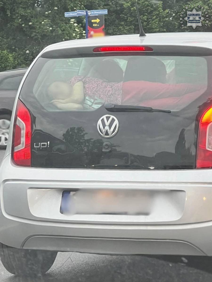 Przewoził córkę na półce bagażnika. Zajęła się nim policja