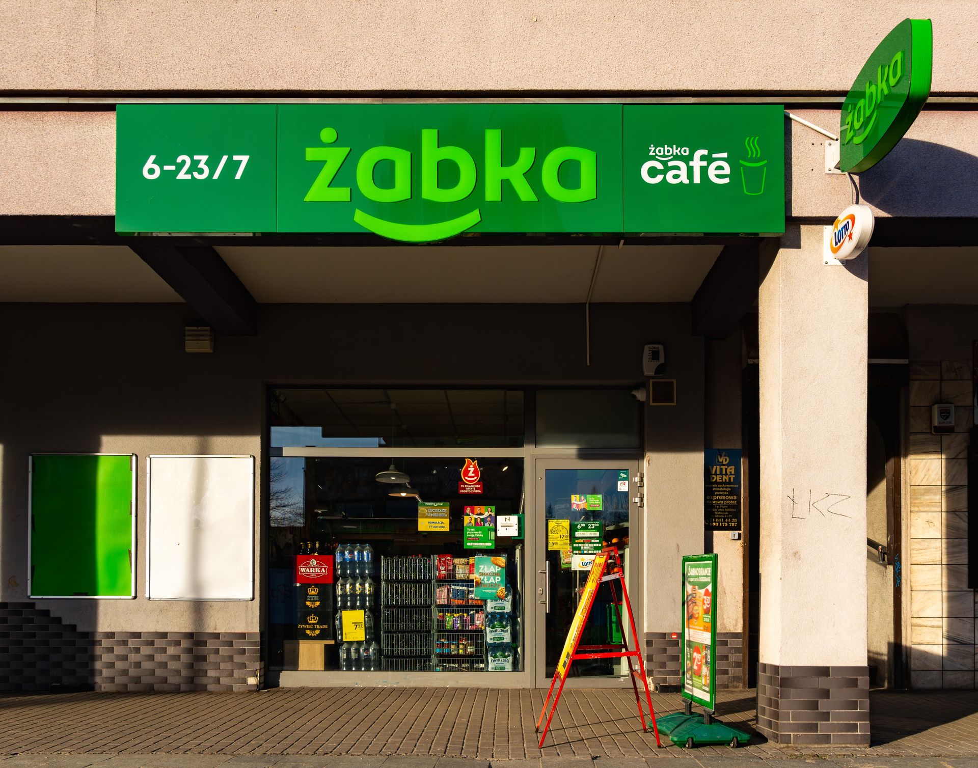 Żabka otworzyła ogródek pod blokiem. "To powinno być zakazane"