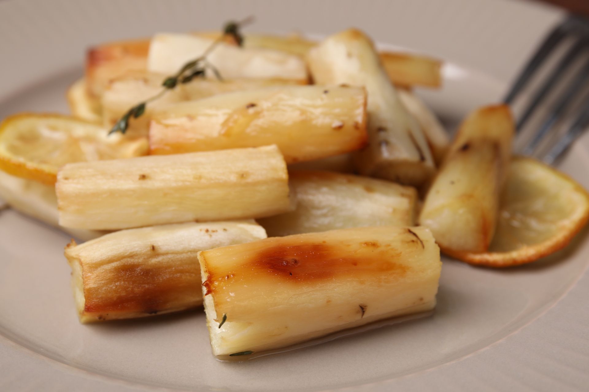 To zapomniane warzywo często mylone jest z korzeniem pietruszki. Działa jak przepychaczka złogów w jelitach